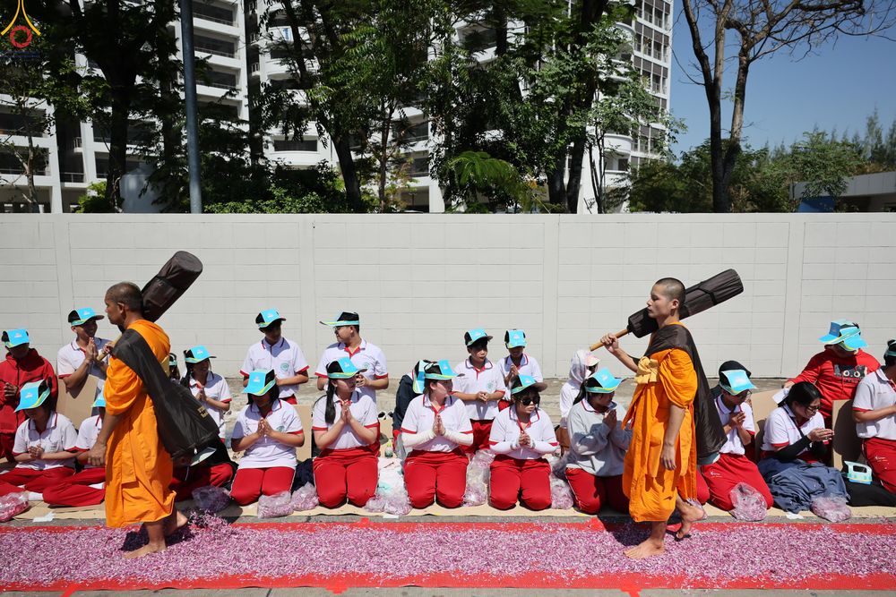 ภาพ No.304540:วันที่ 25 มกราคม พ.ศ. 2569 พิธีต้อนรับพระธรรมยาตรา (ภาพชุดที่ 2) รร.สามัคคีราษฏร์บำรุง-วัดพระธรรมกาย ในโครงการธรรมยาตรา กตัญญูบูชา มหาปูชนียาจารย์ พระมงคลเทพมุนี(สด จนฺทสโร) พระผู้ปราบมาร อนุสรณ์สถาน 7 แห่ง ปีที่ 14