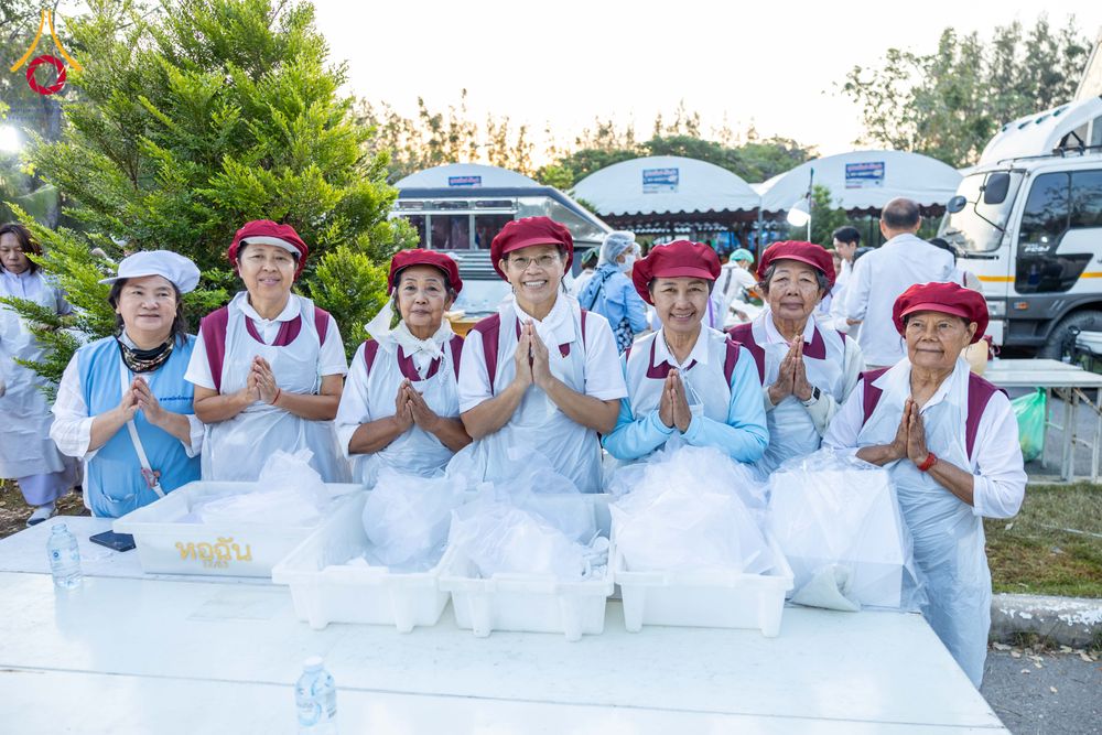 ภาพ No.288824:วันที่ 6 มกราคม พ.ศ. 2569 พิธีถวายภัตตาหารเป็นสังฆทาน แด่พระธรรมยาตรา ในโครงการธรรมยาตรา กตัญญูบูชา มหาปูชนียาจารย์ พระมงคลเทพมุนี(สด จนฺทสโร) พระผู้ปราบมาร อนุสรณ์สถาน 7 แห่ง ปีที่ 14 ณ อนุสรณ์สถานมหาวิหารพระมงคลเทพมุนี (โลตัสแลนด์) อ.สองพี่น้อง จ.สุพรร