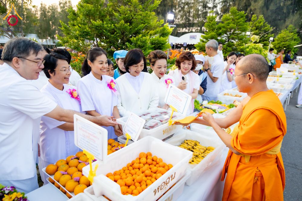 ภาพ No.293525:วันที่ 13 มกราคม พ.ศ. 2569 พิธีถวายภัตตาหารเป็นสังฆทาน แด่พระธรรมยาตรา ณ อนุสรณ์สถานมหาวิหารพระมงคลเทพมุนี (โลตัสแลนด์) อ.สองพี่น้อง จ.สุพรรณบุรี ในโครงการธรรมยาตรา กตัญญูบูชา มหาปูชนียาจารย์ พระมงคลเทพมุนี(สด จนฺทสโร) พระผู้ปราบมาร อนุสรณ์สถาน 7 แห่ง ปี