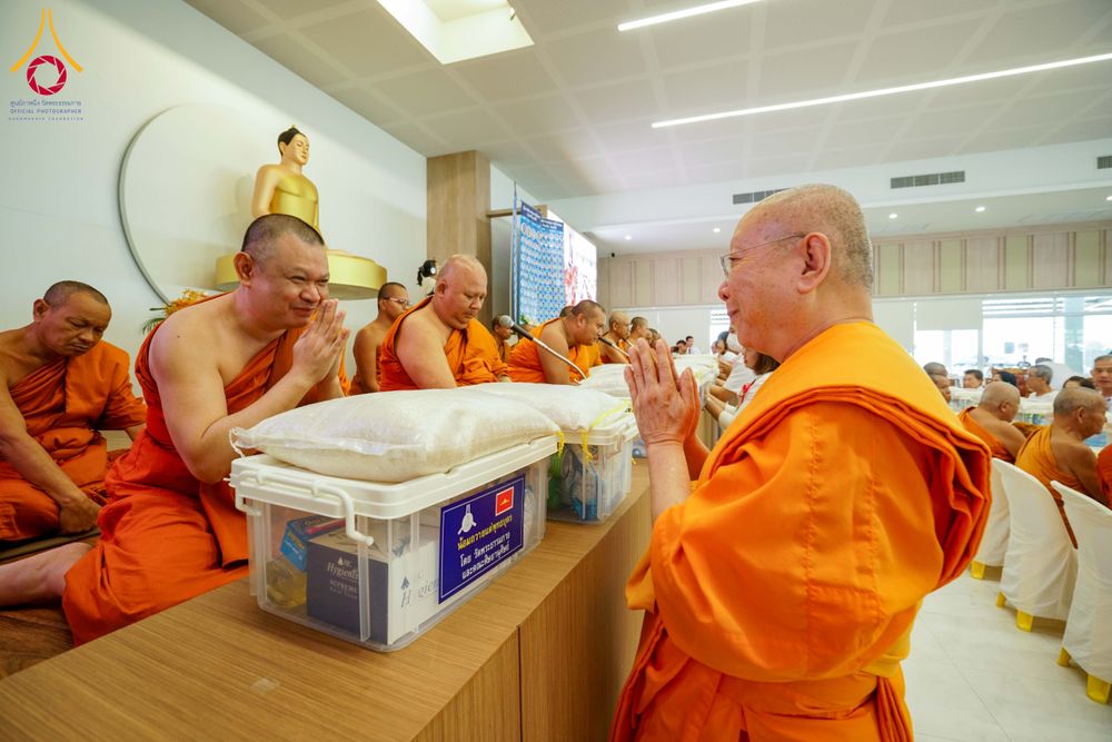 ภาพ No.313771:วันเสาร์ที่ 14 มีนาคม พ.ศ. 2569 พิธีตักบาตรแด่คณะสงฆ์ 323 วัด 4 จังหวัดชายแดนภาคใต้ พิธีถวายสังฆทานแด่คณะสงฆ์ 323 วัด ปีที่ 22 ครั้งที่ 183 พิธีมอบกองทุนหนุนแรงใจช่วยครูใต้ ปีที่ 19 ครั้งที่ 146 และพิธีทำบุญอุทิศส่วนกุศลให้ผู้วายชนม์ ณ ศูนย์ปฏิบัติธรรมภา