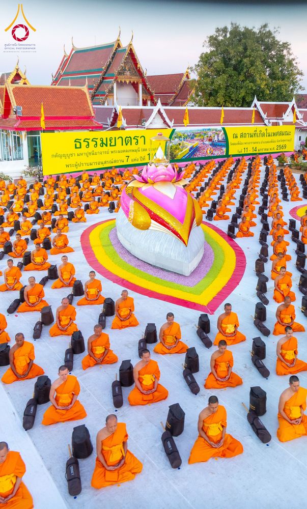 ภาพ No.294602:วันอาทิตย์ที่ 14 ธันวาคม พ.ศ.2568 พระธรรมยาตราปฏิบัติธรรมและถ่ายภาพหมู่ประวัติศาสตร์ ณ วัดสองพี่น้อง ต.ต้นตาล อ.สองพี่น้อง จ.สุพรรณบุรี ในโครงการธรรมยาตรา กตัญญูบูชา มหาปูชนียาจารย์ พระมงคลเทพมุนี(สด จนฺทสโร) พระผู้ปราบมาร อนุสรณ์สถาน 7 แห่ง ปีที่ 14