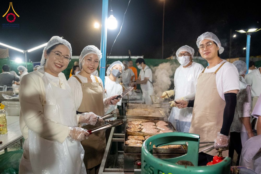 ภาพ No.301690:วันที่ 24 มกราคม พ.ศ. 2569 พิธีถวายภัตตาหารเป็นสังฆทาน แด่พระธรรมยาตรา ณ อนุสรณ์สถานบางปลา วัดบางปลา อำเภอบางเลน จังหวัดนครปฐม ในโครงการธรรมยาตรา กตัญญูบูชา มหาปูชนียาจารย์ พระมงคลเทพมุนี(สด จนฺทสโร) พระผู้ปราบมาร อนุสรณ์สถาน 7 แห่ง ปีที่ 14