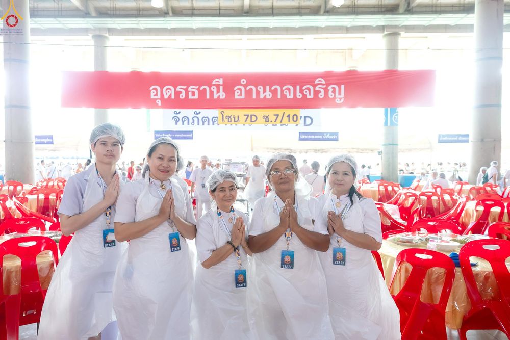 ภาพ No.325798:วันที่ 22 เมษายน พ.ศ.2569(วันคุ้มครองโลก) งานถวายมหาสังฆทาน 40,000 กว่าวัดทั่วประเทศ เจ้าหน้าที่ สาธุชน ร่วมใจจัดเตรียมภัตตาหารเพล (ชุด 2)