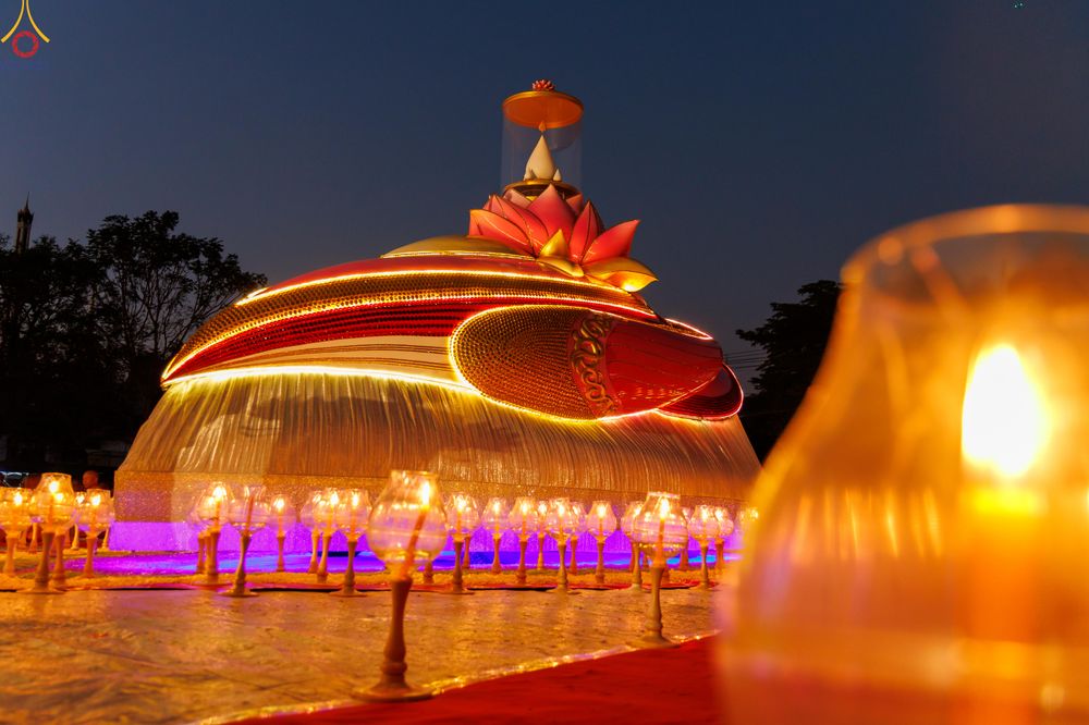 ภาพ No.294107:วันที่ 13 มกราคม พ.ศ. 2569 พิธีจุดประทีปถวายเป็นพุทธบูชา และบูชาธรรมมหาปูชนียาจารย์  (ภาพชุดที่ 2) ณ วัดสองพี่น้อง ต.ต้นตาล อ.สองพี่น้อง จ.สุพรรณบุรี ในโครงการธรรมยาตรา กตัญญูบูชา มหาปูชนียาจารย์ พระมงคลเทพมุนี(สด จนฺทสโร) พระผู้ปราบมาร อนุสรณ์สถาน 7 แห่