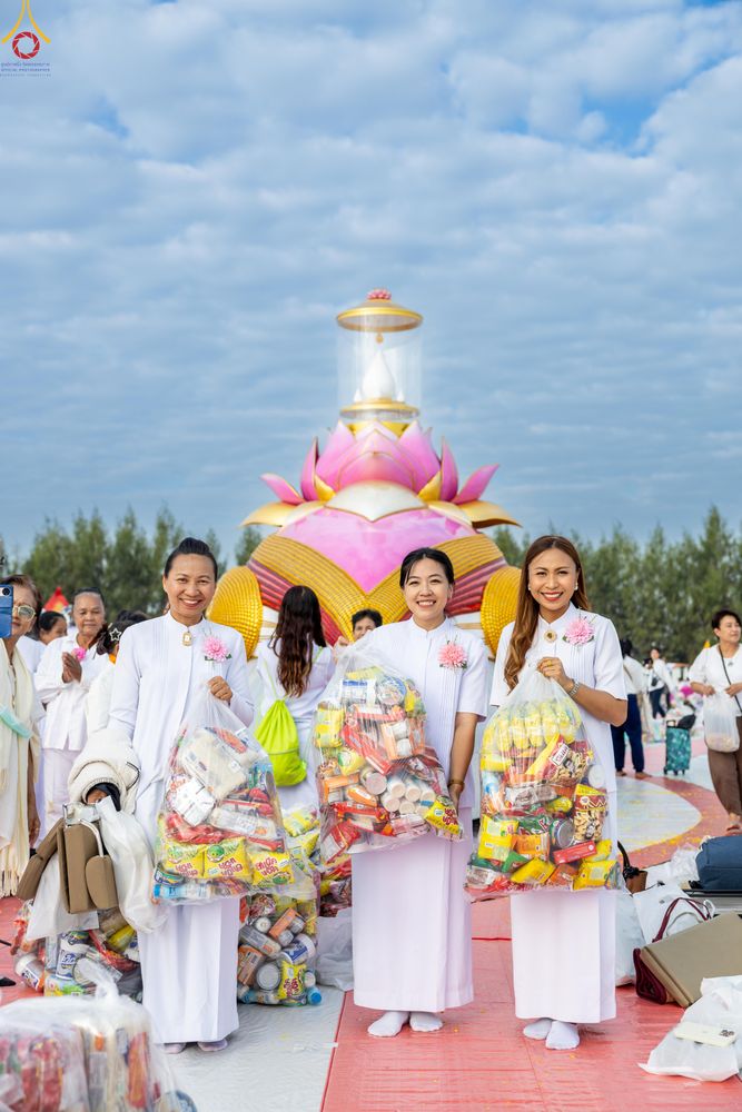 ภาพ No.302739:วันที่ 24 มกราคม พ.ศ. 2569 พิธีตักบาตรพระธรรมยาตรา(ภาพชุดที่ 2) ณ อนุสรณ์สถานลำดับที่ 5 สถานที่เผยแผ่วิชชาธรรมกายครั้งแรก อนุสรณ์สถานบางปลา วัดบางปลา อำเภอบางเลน จังหวัดนครปฐม ในโครงการธรรมยาตรา กตัญญูบูชา มหาปูชนียาจารย์ พระมงคลเทพมุนี(สด จนฺทสโร) พระผู