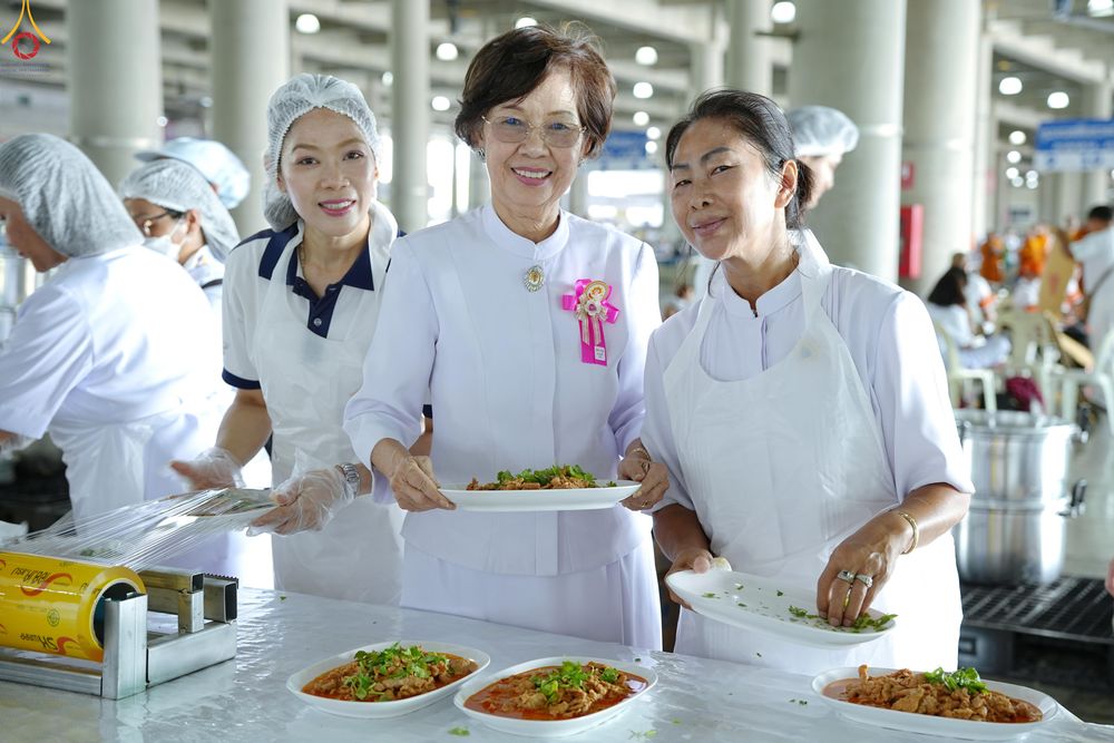 ภาพ No.325783:วันที่ 22 เมษายน พ.ศ.2569(วันคุ้มครองโลก) งานถวายมหาสังฆทาน 40,000 กว่าวัดทั่วประเทศ เจ้าหน้าที่ สาธุชน ร่วมใจจัดเตรียมภัตตาหารเพล (ชุด 2)