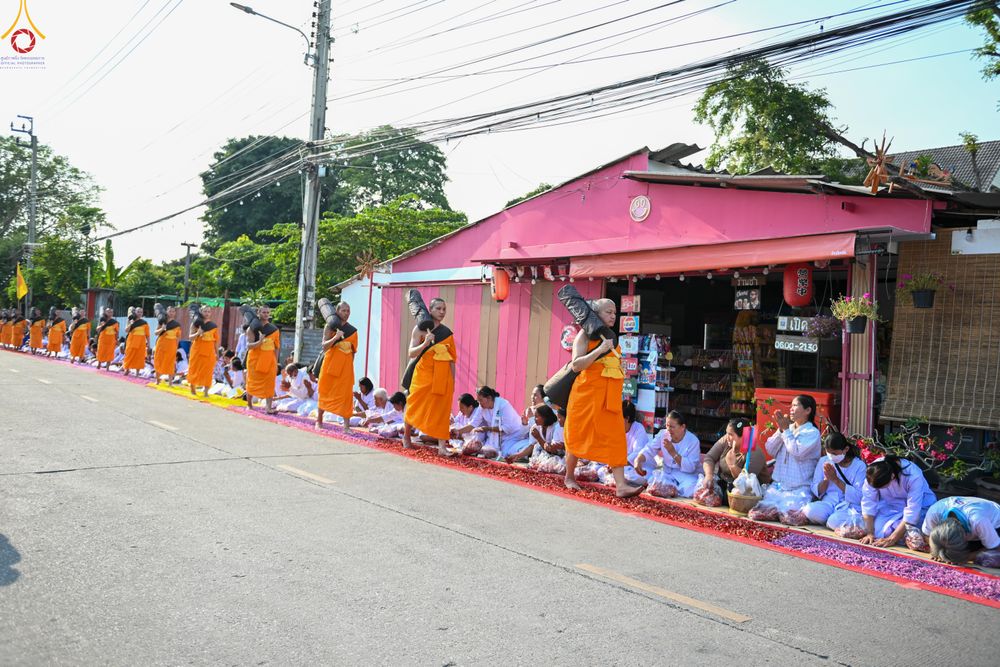 ภาพ No.295070:วันที่ 14 มกราคม พ.ศ. 2569 พิธีต้อนรับพระธรรมยาตรา อนุสรณ์สถานลำดับที่ 4  สถานที่เกิดด้วยกายธรรม ณ วัดโบสถ์บน ต.บางคูเวียง จ.นนทบุรี ในโครงการธรรมยาตรา กตัญญูบูชา มหาปูชนียาจารย์ พระมงคลเทพมุนี(สด จนฺทสโร) พระผู้ปราบมาร อนุสรณ์สถาน 7 แห่ง ปีที่ 14