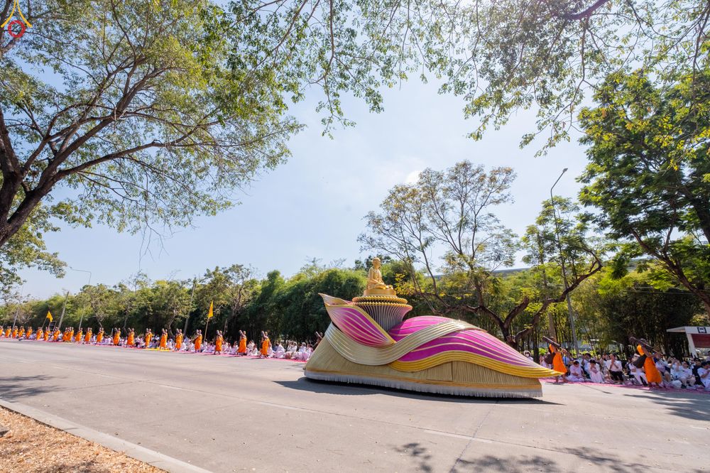 ภาพ No.304718:วันที่ 25 มกราคม พ.ศ. 2569 พิธีต้อนรับพระธรรมยาตรา (ภาพชุดที่ 2) รร.สามัคคีราษฏร์บำรุง-วัดพระธรรมกาย ในโครงการธรรมยาตรา กตัญญูบูชา มหาปูชนียาจารย์ พระมงคลเทพมุนี(สด จนฺทสโร) พระผู้ปราบมาร อนุสรณ์สถาน 7 แห่ง ปีที่ 14