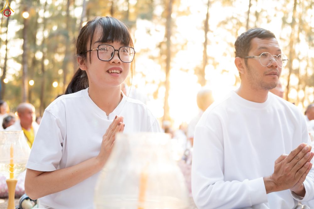 ภาพ No.290107:วันที่ 6 มกราคม พ.ศ. 2569 พิธีจุดประทีปถวายเป็นพุทธบูชา และบูชาธรรมมหาปูชนียาจารย์ (ภาพชุดที่ 2) ณ อนุสรณ์สถานมหาวิหารพระมงคลเทพมุนี (โลตัสแลนด์) อ.สองพี่น้อง จ.สุพรรณบุรี ในโครงการธรรมยาตรา กตัญญูบูชา มหาปูชนียาจารย์ พระมงคลเทพมุนี(สด จนฺทสโร) พระผู้ปรา