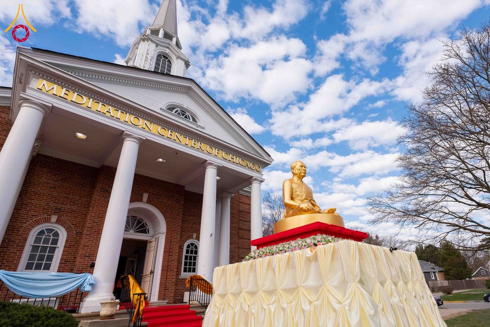 ภาพ No.319056:วันที่ 29 มีนาคม พ.ศ.2569 พิธีอัญเชิญรูปหล่อพระมงคลเทพมุนี (สด จนฺทสโร) ประดิษฐาน ณ ห้องปฏิบัติธรรม “มงคลรัตนโชติ”  วัดพระธรรมกายชิคาโก ประเทศสหรัฐอเมริกา