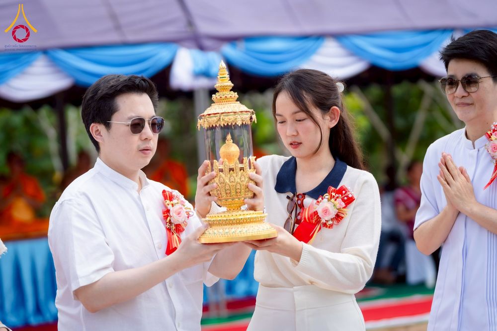 ภาพ No.255472:วันที่ 13 ตุลาคม พ.ศ. 2568 พิธีบรรจุพระบรมสารีริกธาตุ ผูกผ้า 7 สี เพื่อความเป็นสิริมงคล  และ ยกช่อฟ้า ประดิษฐานบนหลังคาอุโบสถวัดทุ่งเจริญธรรม ถวายบูชาธรรม 81 ปี หลวงพ่อธัมมชโย โดยคณะศิษยานุศิษย์ ณ วัดทุ่งเจริญธรรม อ.อมก๋อย จ.เชียงใหม่