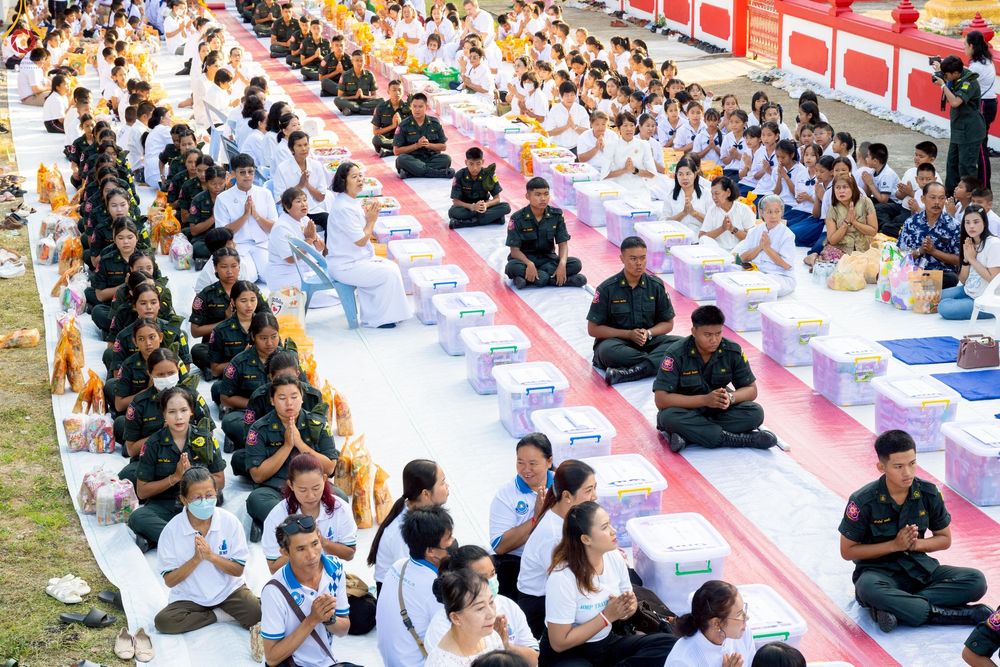 ภาพ No.234382:วันพฤหัสบดีที่ 24 กรกฎาคม พ.ศ. 2568 พิธีถวายสังฆทานแก่คณะสงฆ์ 323 วัด , พิธีมอบกองทุนหนุนแรงใจช่วยครูใต้ , พิธีทำบุญส่วนกุศลแด่ผู้วายชนม์ ในเหตุการณ์ความไม่สงบ 4 จังหวัด ชายแดนภาคใต้ (ปัตตานี , ยะลา , นราธิวาส , สงขลา) ปีที่ 21 ครั้งที่ 179 ณ วัดเวฬุวัน 
