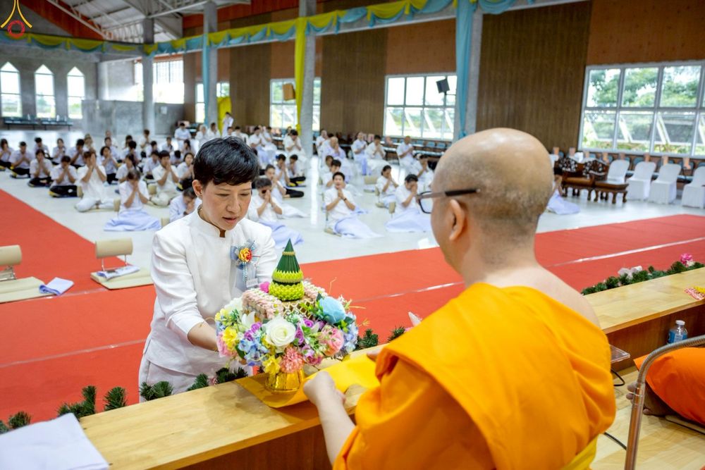 ภาพ No.249074:วันที่ 26-28 กันยายน พ.ศ. 2568 โครงการอบรม อุบาสกแก้ว อุบาสิกาแก้ว รุ่นที่ 3  ณ ศูนย์ปฏิบัติธรรมสมุทรปราการ ได้รับความเมตตาจากคณะสงฆ์ในพื้นที่  รวมถึงผู้บริหารสถานศึกษา ที่นำนักเรียนระดับมัธยมปลาย  มารับฟังข้อมูลเพื่อที่จะเป็นกำลังสำคัญ ในการเข้าร่วมขบวน