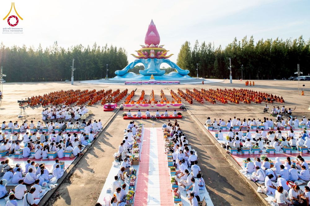 ภาพ No.250542:วันพุธที่ 8 ตุลาคม พ.ศ. 2568 พิธีตักบาตรเทโวโรหณะ ณ ลานธรรมปทุมรัตน์ธรรมเจดีย์ พุทธอุทยานนานาชาติ อ.โพนพิสัย จ.หนองคาย