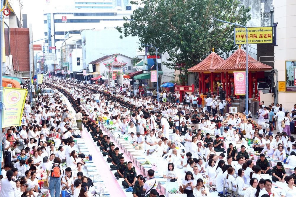 ภาพ No.237061:วันอาทิตย์ที่ 10 สิงหาคม พ.ศ. 2568 มหาสังฆทานครั้งยิ่งใหญ่ ตักบาตรพระ 10,000 รูป ถ.นิพัทธ์อุทิศ 3 ใจกลางนครหาดใหญ่ จ.สงขลา (ชุดที่ 2)
