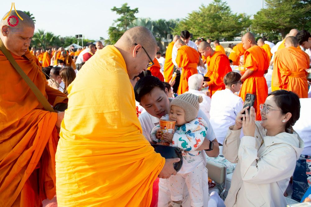 ภาพ No.276916:วันเสาร์ที่ 6 ธันวาคม พ.ศ. 2568 พิธีตักบาตรพระ 1,000 รูป อุทิศถวายพระราชกุศลสมเด็จพระนางเจ้าสิริกิติ์ พระบรมราชินีนาถ พระบรมราชชนนี พันปีหลวง และ ทำบุญเมืองลำปาง ครบรอบ 1,345 ปี ณ ลานพระบรมราชานุสาวรีย์สมเด็จพระนเรศวรมหาราชนครลำปาง อ.เกาะคา จ.ลำปาง