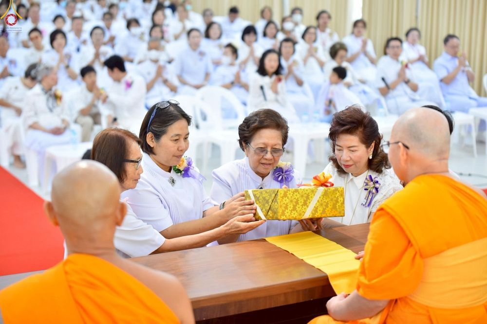 ภาพ No.230077:วันพฤหัสบดีที่ 26 มิถุนายน พ.ศ. 2568 พิธีทอดผ้าป่าฉลองอาคารชุดศูนย์ปฏิบัติธรรมน้ำใสใจสว่าง น้อมบูชาธรรมอายุวัฒนะมงคล 81 ปี หลวงพ่อธัมมชโย ณ ศูนย์ปฏิบัติธรรมน้ำใสใจสว่าง เขตบางกอกน้อย กรุงเทพมหานคร