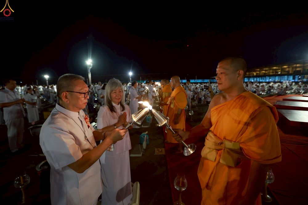 ภาพ No.253635:วันที่ 10 ตุลาคม พ.ศ. 2568 พิธีจุดประทีปบูชาพระผู้ปราบมาร, พิธีจุดประทีปบนพระมหาธรรมกายเจดีย์  20,000 ดวง เนื่องในวันคล้ายวันเกิดครบรอบ 141 ปี พระมงคลเทพมุนี (สด จนฺทสโร)