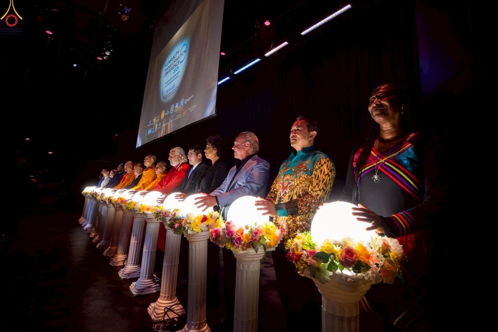 ภาพ No.249769:วันอาทิตย์ที่ 28 กันยายน พ.ศ. 2568 การปฏิบัติธรรมบูชาธรรม 108 ปี แห่งการบรรลุธรรมของหลวงปู่วัดปากน้ำ ได้จุดประทีปสันติภาพไปทั่วโลก และได้ร่วมเสวนาทางปัญญา เพื่อการขยายพระพุทธศาสนาวิชชาธรรมกายไปทั่วโลก  ในงาน HTC Newyork USA