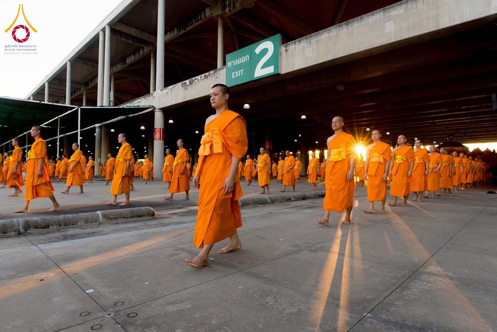 ภาพ No.274751:วันอาทิตย์ที่ 30 พฤศจิกายน พ.ศ. 2568 พิธีปลงผม โครงการอุปสมบทบูชาธรรมมหาปูชนียาจารย์ ปี 2568 ณ ลานธรรมพระมหาธรรมกายเจดีย์ ฝั่งทิศตะวันตก ระหว่างวิหารคดหมายเลข 8 และ 9 วัดพระธรรมกาย