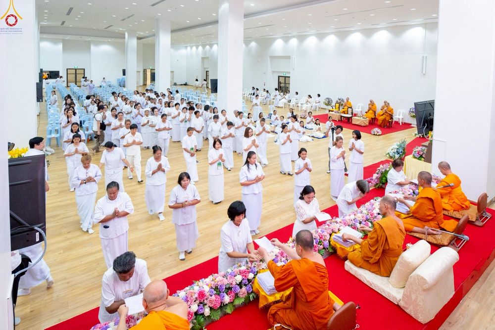 ภาพ No.242724:วันที่ 29-31 สิงหาคม พ.ศ. 2568 องค์กรภาคีเครือข่าย “บวร” (บ้าน-วัด-โรงเรียน-ราชการ) อ.คลองหลวง จัดบวชอุบาสิกาแก้ว ถวายพระราชกุศลแด่สมเด็จพระพันปีหลวง - กตัญญูบูชาแด่ผู้มีพระคุณ