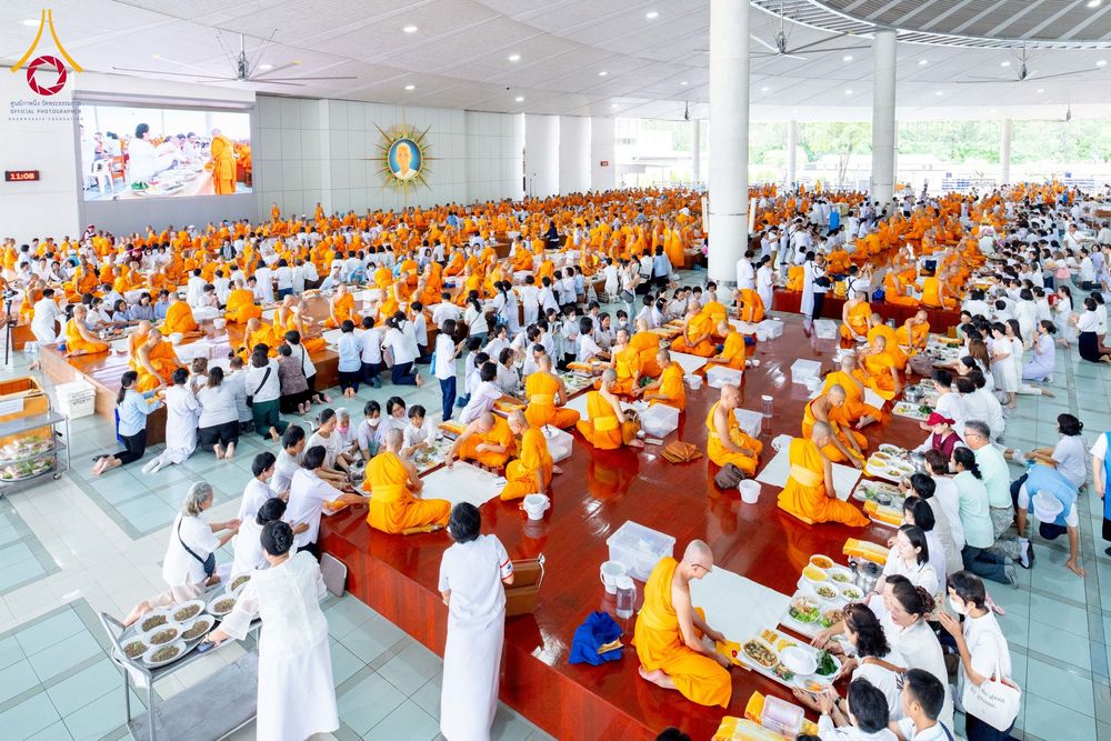 ภาพ No.245117:วันพุธที่ 10 กันยายน พ.ศ. 2568 พิธีถวายภัตตาหารเมนูสวรรค์ เนื่องในวันครบ 25 ปี วันละสังขารคุณยายอาจารย์มหารัตนอุบาสิกาจันทร์ ขนนกยูง ณ หอฉันคุณยายอาจารย์ฯ วัดพระธรรมกาย