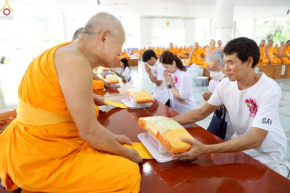 ภาพ No.246999:วันที่ 20 กันยายน พ.ศ. 2568 พิธีถวายเมนูสวรรค์เพื่อการบรรลุธรรม ณ หอฉันคุณยายอาจารย์ฯ วัดพระธรรมกาย