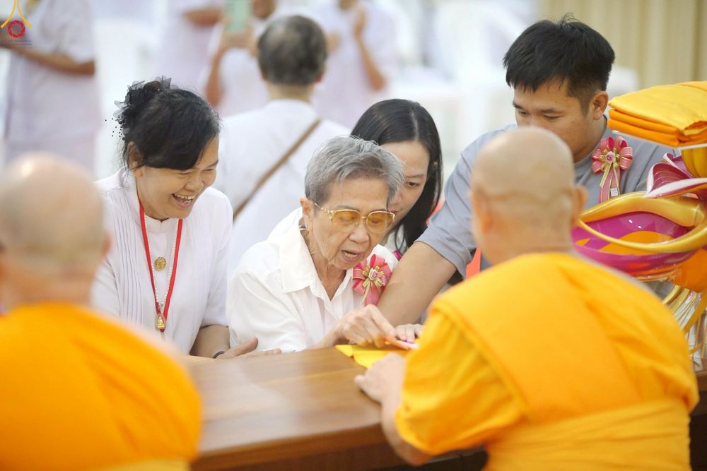 ภาพ No.258612:วันที่ 19 ตุลาคม พ.ศ. 2568 พิธีทอดกฐินสามัคคีทั่วไทย 30,000 วัด โดยคณะศิษยานุศิษย์ บูชาธรรม 81 ปี หลวงพ่อธัมมชโย ณ ศูนย์ปฎิบัติธรรมน้ำใสใจสว่าง  เขตบางกอกน้อย กรุงเทพมหานคร