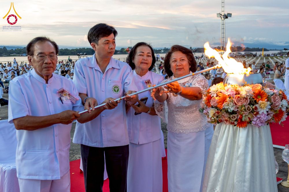 ภาพ No.250450:วันอังคารที่ 7 ตุลาคม พ.ศ. 2568 พิธีจุดประทีปบูชาพระรัตนตรัย ณ ลานธรรมปทุมรัตน์ธรรมเจดีย์ พุทธอุทยานนานาชาติ อ.โพนพิสัย จ.หนองคาย