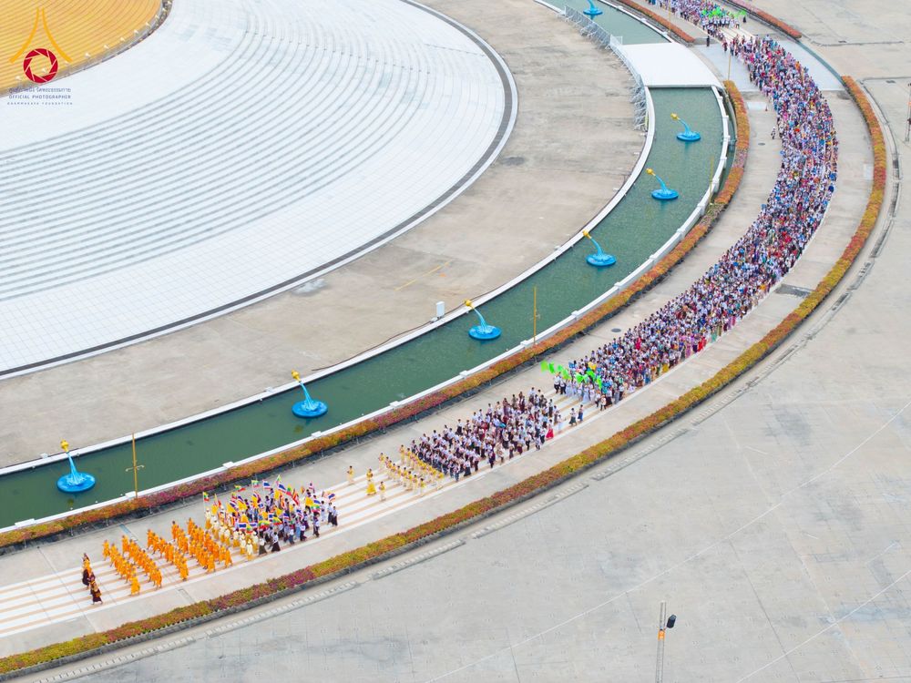 ภาพ No.143677:พิธีถวายผ้าไตร, สวดธรรมจักร, ปฏิบัติธรรม และฟังแสดงพระธรรมเทศนา ภาษาเมียนมา โดยมีสาธุชนชาวเมียนมากว่า 4,000 คน เข้าร่วมพิธี ณ มหารัตนวิหารคด วัดพระธรรมกาย วันอาทิตย์ที่ 7 กรกฎาคม พ.ศ. 2567