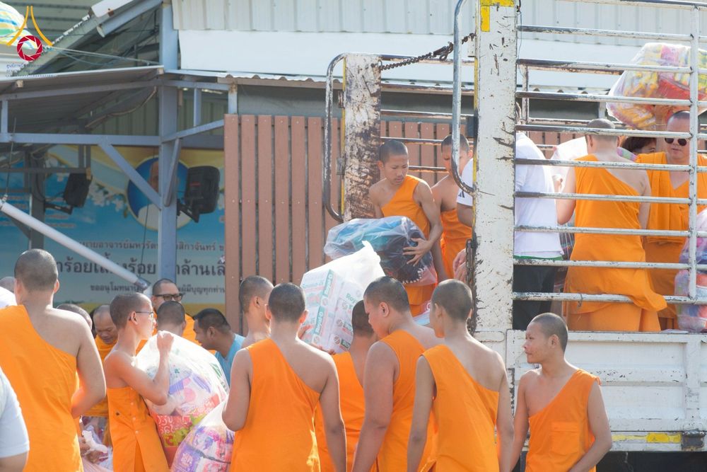 ภาพ No.273677:วันที่ 27 พฤศจิกายน พ.ศ. 2568 คณะศิษยานุศิษย์วัดพระธรรมกาย มูลนิธิธรรมกาย มอบอาหารและสิ่งของความช่วยเหลือให้พี่น้องชาวใต้ ผู้ประสบอุทกภัยน้ำท่วม