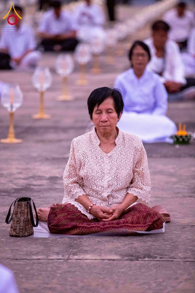 ภาพ No.266104:วันพุธที่ 5 พฤศจิกายน พ.ศ. 2568 (วันพระ ขึ้น 15 ค่ำ เดือน 12) พิธีจุดประทีปโคมลาน, โคมลอย และลอยกระทง ถวายประทีปเป็นพุทธบูชา สร้างความสว่างไสวให้กับแผ่นดินด้วยแสงธรรม ณ พุทธอุทยานนานาชาติ จังหวัดหนองคาย