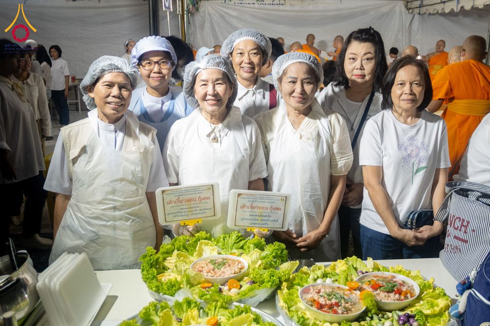 ภาพ No.296622:วันที่ 18 มกราคม พ.ศ. 2569 พิธีถวายภัตตาหารเป็นสังฆทาน แด่พระธรรมยาตรา ณ วัดโบสถ์บน ต.บางคูเวียง จ.นนทบุรี อนุสรณ์สถานลำดับที่ 4 สถานที่เกิดด้วยกายธรรม ในโครงการธรรมยาตรา กตัญญูบูชา มหาปูชนียาจารย์ พระมงคลเทพมุนี(สด จนฺทสโร) พระผู้ปราบมาร อนุสรณ์สถาน 7 แ