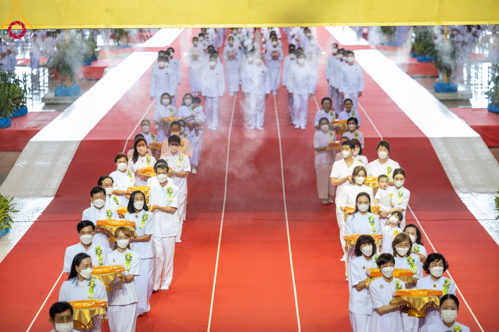 ภาพ No.86302:วันธรรมชัย ปีที่ 55 พิธีทอดผ้าป่ากฐินสมทบครั้งที่1, พิธีเจริญพุทธมนต์ ลูกนิมิตมหาสมบัติฯ พิธีจุดประทีป,พิธีฉลองชัยสวดมนต์บทธัมมจักกัปปวัตนสูตร วันอาทิตย์ที่ 27 สิงหาคม พ.ศ.2566 ณ สภาธรรมกายสากล / มหารัตนวิหารคด วัดพระธรรมกาย