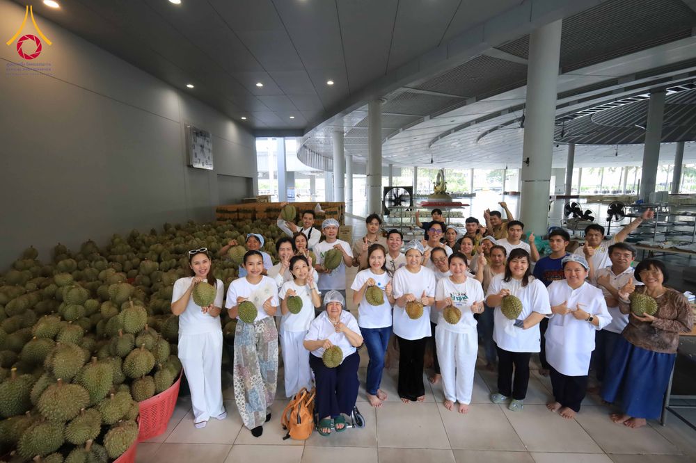 ภาพ No.323551:วันที่ 21 เมษายน 2569 ปอกทุเรียน 26 ตัน 75,000 กล่อง เตรียมงานถวายสังฆทาน40000กว่าวัดทั่วประเทศ