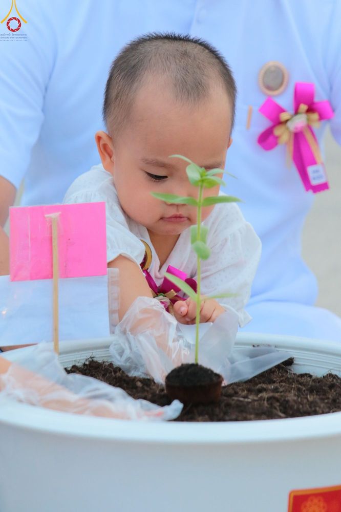 ภาพ No.90189:พิธีปลูกทรัพย์บานชื่น  เนื่องใน 139 ปี วันคล้ายวันเกิดด้วยรูปกายเนื้อ พระมงคลเทพมุนี (สด จนฺทสโร) พระผู้ปราบมาร วันอังคารที่ 10 ตุลาคม พ.ศ. 2566 ณ วัดพระธรรมกาย จ.ปทุมธานี