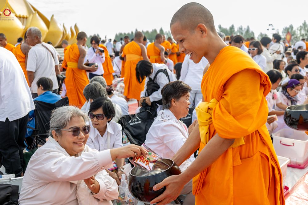ภาพ No.302693:วันที่ 24 มกราคม พ.ศ. 2569 พิธีตักบาตรพระธรรมยาตรา(ภาพชุดที่ 2) ณ อนุสรณ์สถานลำดับที่ 5 สถานที่เผยแผ่วิชชาธรรมกายครั้งแรก อนุสรณ์สถานบางปลา วัดบางปลา อำเภอบางเลน จังหวัดนครปฐม ในโครงการธรรมยาตรา กตัญญูบูชา มหาปูชนียาจารย์ พระมงคลเทพมุนี(สด จนฺทสโร) พระผู