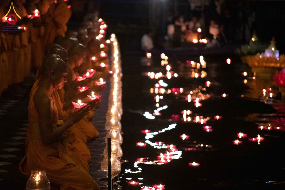 ภาพ No.297467:วันที่ 16 มกราคม พ.ศ. 2569 พิธีลอยประทีปธรรมถวายเป็นพุทธบูชา และบูชาธรรมมหาปูชนียาจารย์  ณ วัดโบสถ์บน ต.บางคูเวียง จ.นนทบุรี อนุสรณ์สถานลำดับที่ 4 สถานที่เกิดด้วยกายธรรม ในโครงการธรรมยาตรา กตัญญูบูชา มหาปูชนียาจารย์ พระมงคลเทพมุนี(สด จนฺทสโร) พระผู้ปราบม