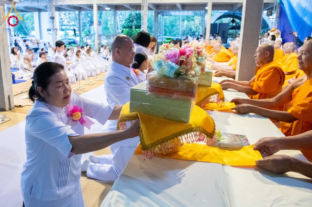 ภาพ No.288077:วันที่ 4 มกราคม พ.ศ. 2569 พิธีถวายภัตตาหารเป็นสังฆทาน แด่พระธรรมยาตรา ในโครงการธรรมยาตรา กตัญญูบูชา มหาปูชนียาจารย์ พระมงคลเทพมุนี(สด จนฺทสโร) พระผู้ปราบมาร อนุสรณ์สถาน 7 แห่ง ปีที่ 14 ณ อนุสรณ์สถานมหาวิหารพระมงคลเทพมุนี (โลตัสแลนด์) อ.สองพี่น้อง จ.สุพรร