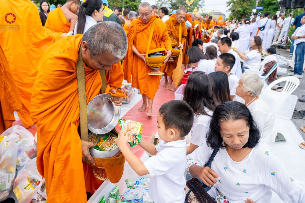 ภาพ No.341190:วันที่ 27 กรกฎาคม พ.ศ. 2569 พิธีตักบาตรพระ 1,000 รูป เมืองพัทลุง  ณ ถนนราเมศวร์ อ.เมือง จ.พัทลุง