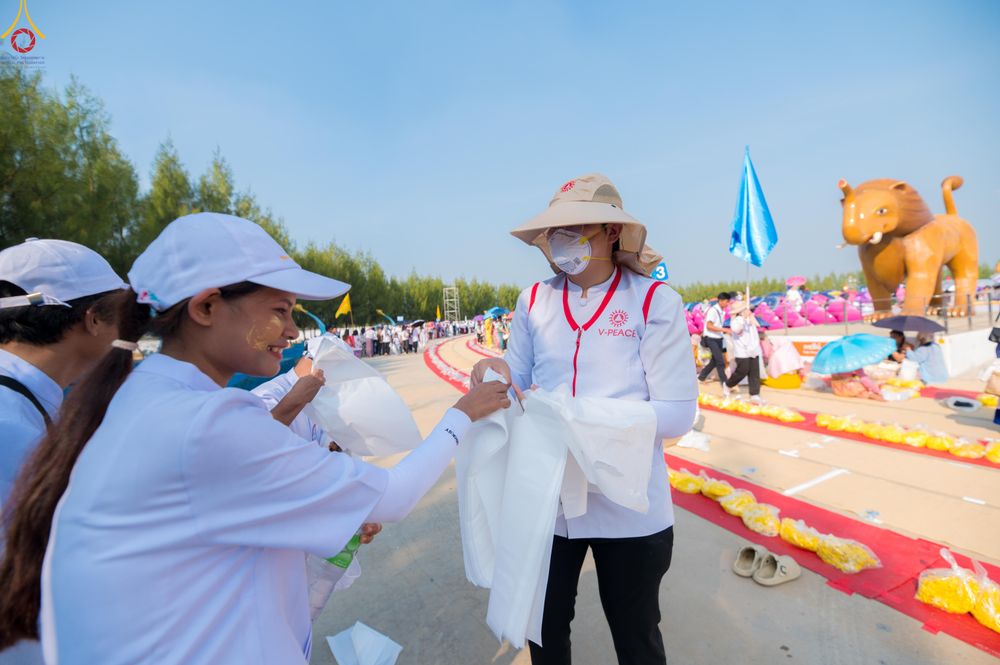 ภาพ No.301536:ภาพเบื้องหลังอาสาสมัครรวมใจ ชุดที่ 4 ในโครงการธรรมยาตรา กตัญญูบูชา มหาปูชนียาจารย์ พระมงคลเทพมุนี(สด จนฺทสโร) พระผู้ปราบมาร อนุสรณ์สถาน 7 แห่ง ปีที่ 14