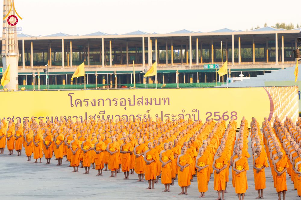 ภาพ No.285218:วันจันทร์ที่ 15 ธันวาคม พ.ศ.2568  บันทึกภาพหมู่ประวัติศาสตร์ โครงการบรรพชาอุปสมบทหมู่  รุ่นบูชาธรรมมหาปูชนียาจารย์ ประจำปี 2568 ณ ลานธรรมมหาธรรมกายเจดีย์ วัดพระธรรมกาย