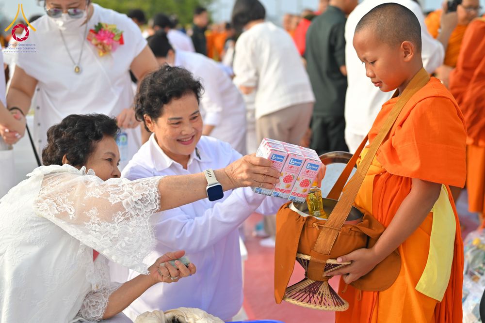 ภาพ No.284715:วันอาทิตย์ที่ 14 ธันวาคม พ.ศ.2568  พิธีทำบุญเมืองสุราษฎร์ธานี 110ปี และพิธีตักบาตรพระสงฆ์ 1,110 รูป  ณ บริเวณริมน้ำวัดกลาง (เก่า) ถนนบ้านดอน ตำบลตลาดใหม่ อำเภอเมือง จังหวัดสุราษฎร์ธานี