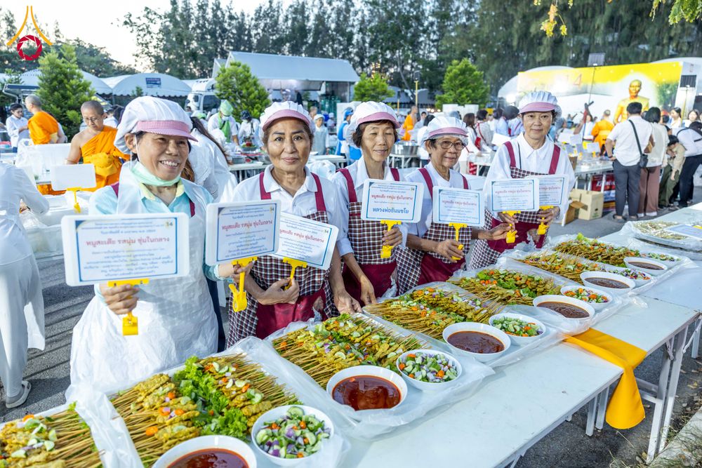 ภาพ No.288048:วันที่ 4 มกราคม พ.ศ. 2569 พิธีถวายภัตตาหารเป็นสังฆทาน แด่พระธรรมยาตรา ในโครงการธรรมยาตรา กตัญญูบูชา มหาปูชนียาจารย์ พระมงคลเทพมุนี(สด จนฺทสโร) พระผู้ปราบมาร อนุสรณ์สถาน 7 แห่ง ปีที่ 14 ณ อนุสรณ์สถานมหาวิหารพระมงคลเทพมุนี (โลตัสแลนด์) อ.สองพี่น้อง จ.สุพรร