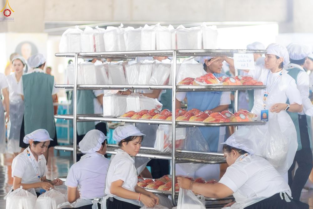 ภาพ No.325720:วันที่ 22 เมษายน พ.ศ.2569(วันคุ้มครองโลก) งานถวายมหาสังฆทาน 40,000 กว่าวัดทั่วประเทศ เจ้าหน้าที่ สาธุชน ร่วมใจจัดเตรียมภัตตาหารเพล (ชุด 2)