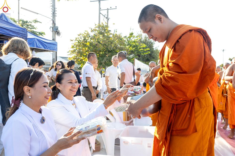 ภาพ No.282724:วันเสาร์ที่ 20 ธันวาคม พ.ศ.2568 พิธีตักบาตรพระ 10,000 รูป (ชุด 2) เนื่องในโอกาส 194 ปี จังหวัดกาญจนบุรี และอุทิศส่วนกุศลให้แด่บรรพชนทั้งหลาย บริเวณถนนสองแคว (Skywalk) เมืองกาญจนบุรี