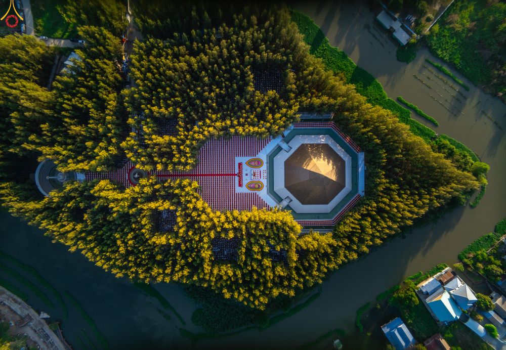 ภาพ No.289109:วันที่ 6 มกราคม พ.ศ. 2569 พิธีจุดประทีปถวายเป็นพุทธบูชา และบูชาธรรมมหาปูชนียาจารย์ ณ อนุสรณ์สถานมหาวิหารพระมงคลเทพมุนี (โลตัสแลนด์) อ.สองพี่น้อง จ.สุพรรณบุรี ในโครงการธรรมยาตรา กตัญญูบูชา มหาปูชนียาจารย์ พระมงคลเทพมุนี(สด จนฺทสโร) พระผู้ปราบมาร อนุสรณ์สถ