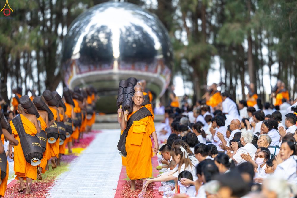 ภาพ No.287869:วันที่ 3 มกราคม พ.ศ. 2569 พิธีต้อนรับพระธรรมยาตรา ครั้งที่ 2 (ภาพชุดที่ 2) ในโครงการธรรมยาตรา กตัญญูบูชา มหาปูชนียาจารย์ พระมงคลเทพมุนี(สด จนฺทสโร) พระผู้ปราบมาร อนุสรณ์สถาน 7 แห่ง ปีที่ 14 ณ อนุสรณ์สถานมหาวิหารพระมงคลเทพมุนี (โลตัสแลนด์) อ.สองพี่น้อง จ.