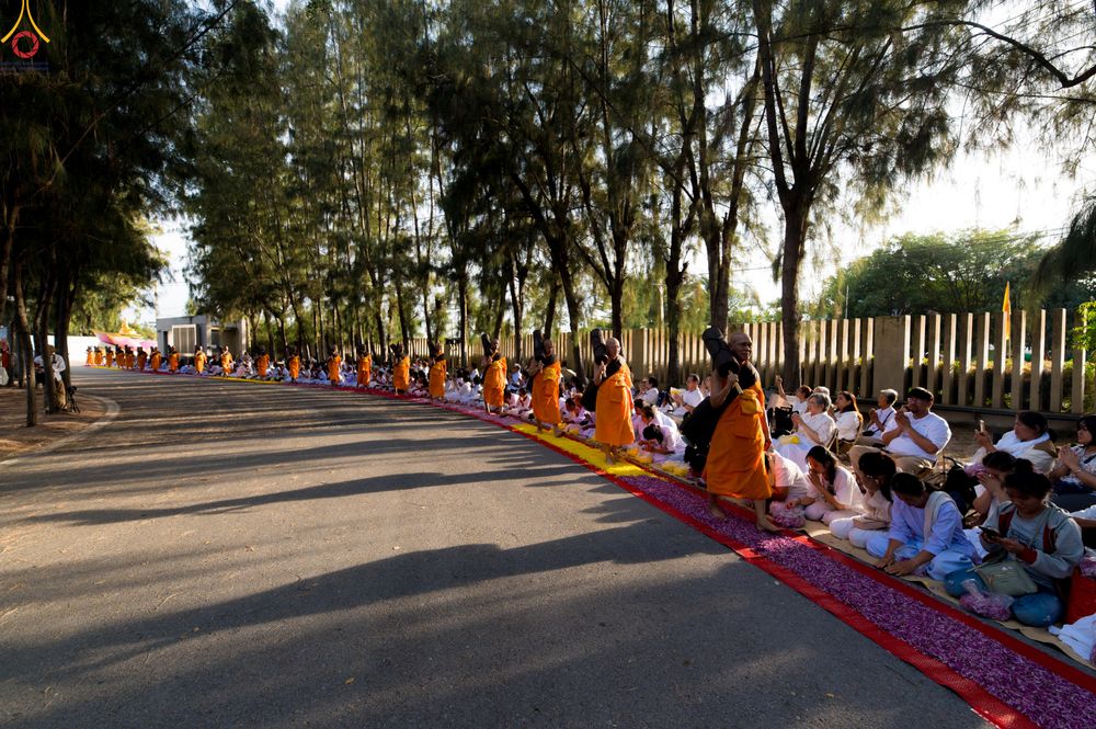 ภาพ No.287488:วันที่ 3 มกราคม พ.ศ. 2569 พิธีต้อนรับพระธรรมยาตรา ในโครงการธรรมยาตรา กตัญญูบูชา มหาปูชนียาจารย์ พระมงคลเทพมุนี(สด จนฺทสโร) พระผู้ปราบมาร อนุสรณ์สถาน 7 แห่ง ปีที่ 14 ณ อนุสรณ์สถานมหาวิหารพระมงคลเทพมุนี (โลตัสแลนด์) อ.สองพี่น้อง จ.สุพรรณบุรี