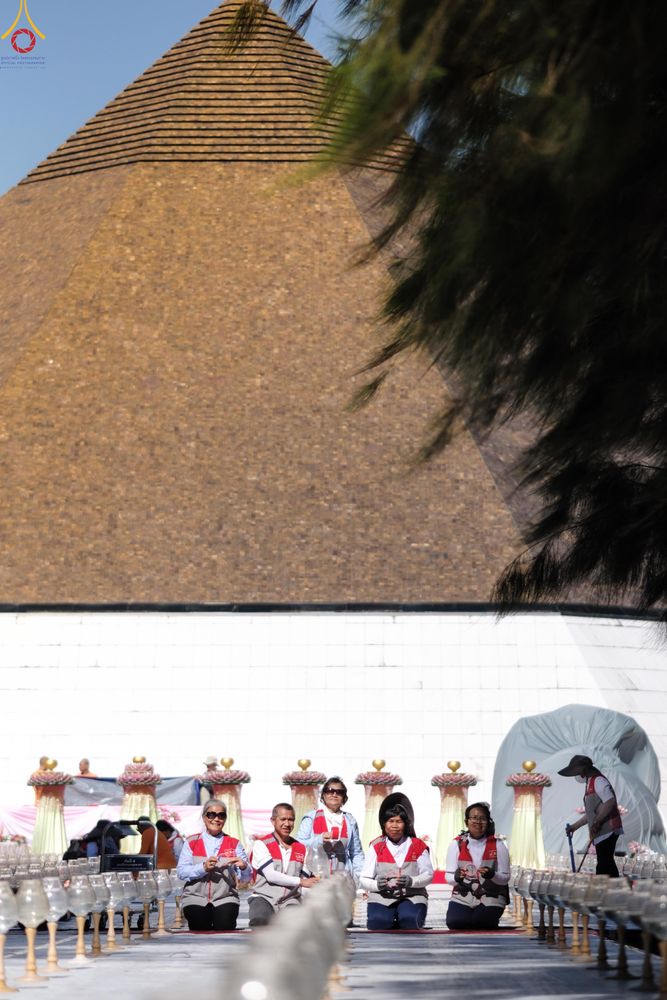 ภาพ No.296185:ภาพเบื้องหลังอาสาสมัครรวมใจ ชุดที่ 2 ในโครงการธรรมยาตรา กตัญญูบูชา มหาปูชนียาจารย์ พระมงคลเทพมุนี(สด จนฺทสโร) พระผู้ปราบมาร อนุสรณ์สถาน 7 แห่ง ปีที่ 14